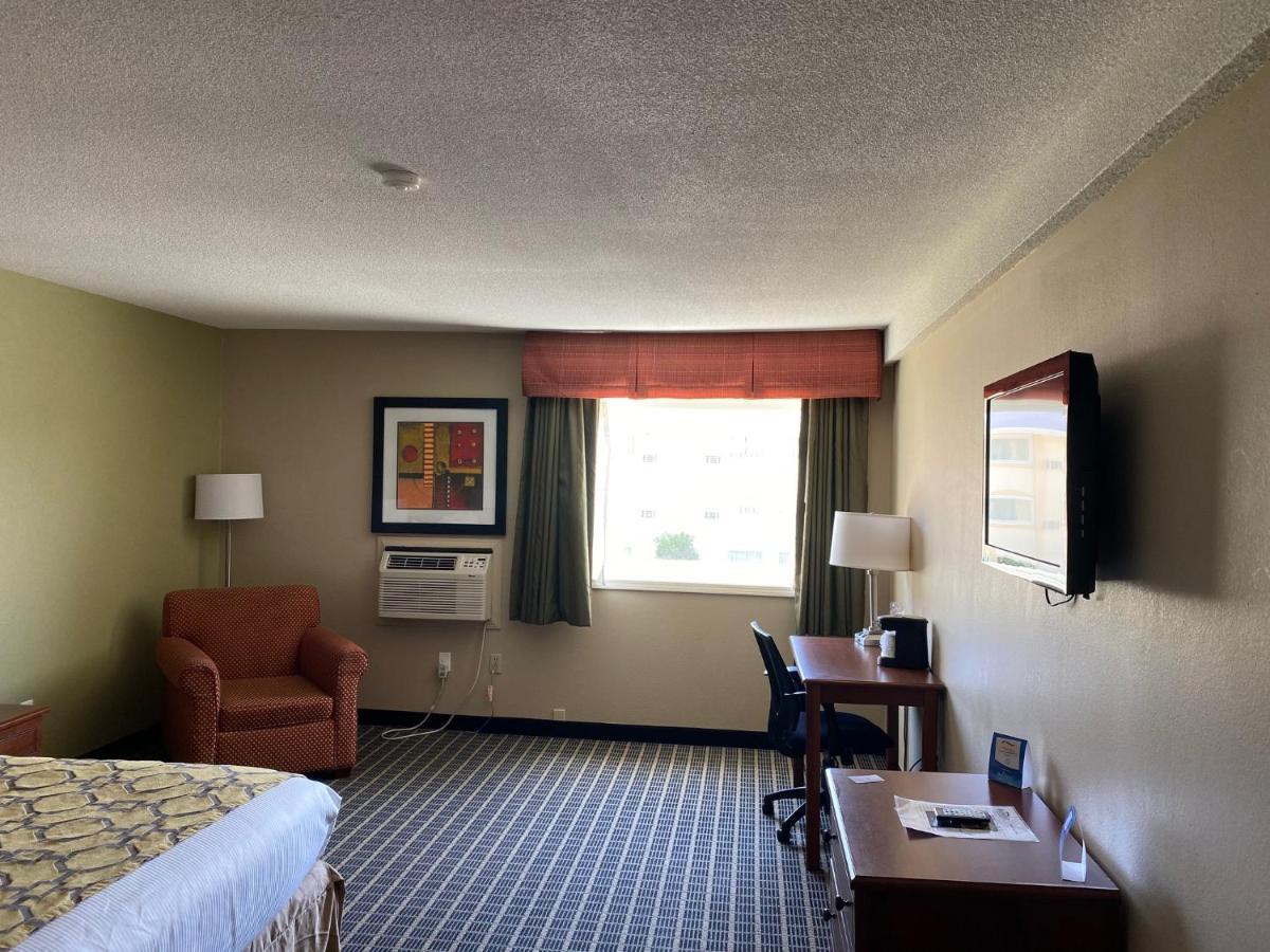 Baymont By Wyndham Kokomo Exterior photo